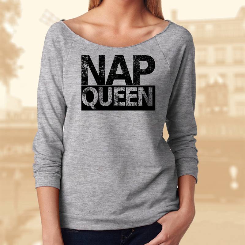 Nickerchen Königin Shirt, Lustiges Freundin Geschenk Für Frauen Raglan Off-Shoulder Sweatshirt von TellaTees