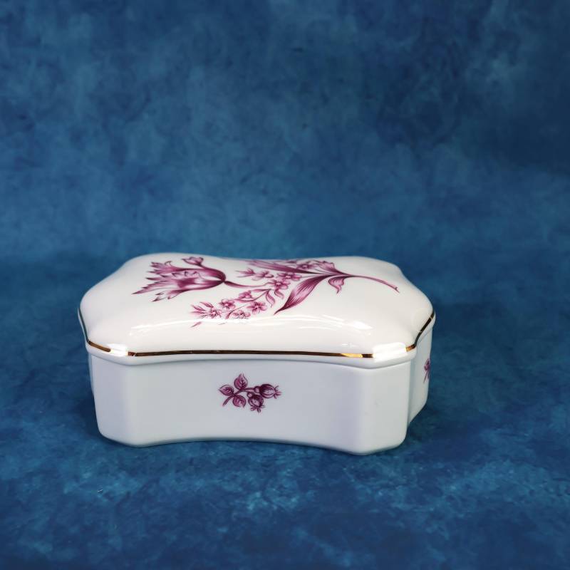 Vintage-Dekor - Retro-Kunst Porzellan Schmuckschatulle Handgeschnitzt Mit Floralem Motiv Hollohoza Hungary 1831 von TellerSammlung