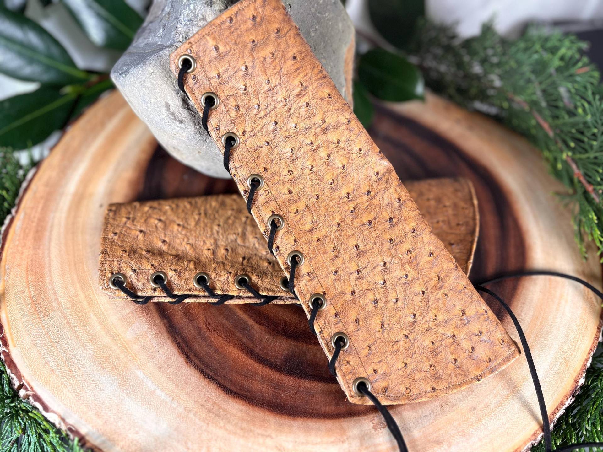 Kunstleder Armschienen Extra Small Beige Hellbraun Faux Straußenhaut Elfen Abgerundete Manschetten Panzerhandschuhe Vangardisten Kostüm Paar Kunstleder Armschienen Extra Small Beige Hellbraun Faux Straußenhaut Elfen Abgerundete Manschetten Panzerhandschuhe Vangardisten Kostüm Paar von TemperateSageFashion