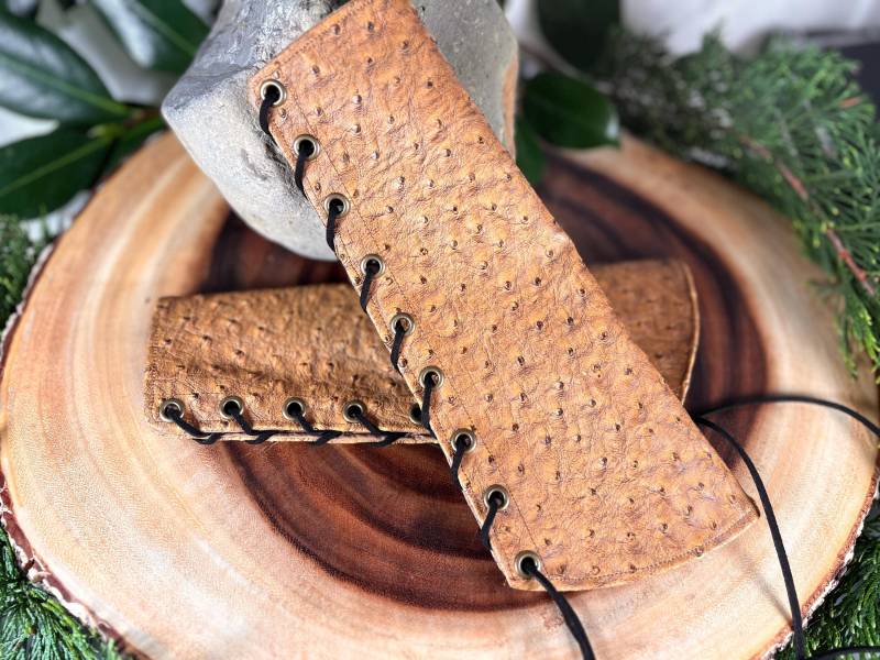Kunstleder Armschienen Extra Small Beige Hellbraun Faux Straußenhaut Elfen Abgerundete Manschetten Panzerhandschuhe Vangardisten Kostüm Paar Kunstleder Armschienen Extra Small Beige Hellbraun Faux Straußenhaut Elfen Abgerundete Manschetten Panzerhandschuhe Vangardisten Kostüm Paar von TemperateSageFashion