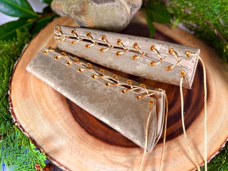 Kunstleder Manschetten Extra Small Elven Armschienen Bespritzt Gold Leder Abgerundete Panzerhandschuhe Vanguards Cosplay Kostüm Paar Krieger Kämpfer Kunstleder Manschetten Extra Small Elven Armschienen Bespritzt Gold Leder Abgerundete Panzerhandschuhe Vanguards Cosplay Kostüm Paar Krieger Kämpfer von TemperateSageFashion