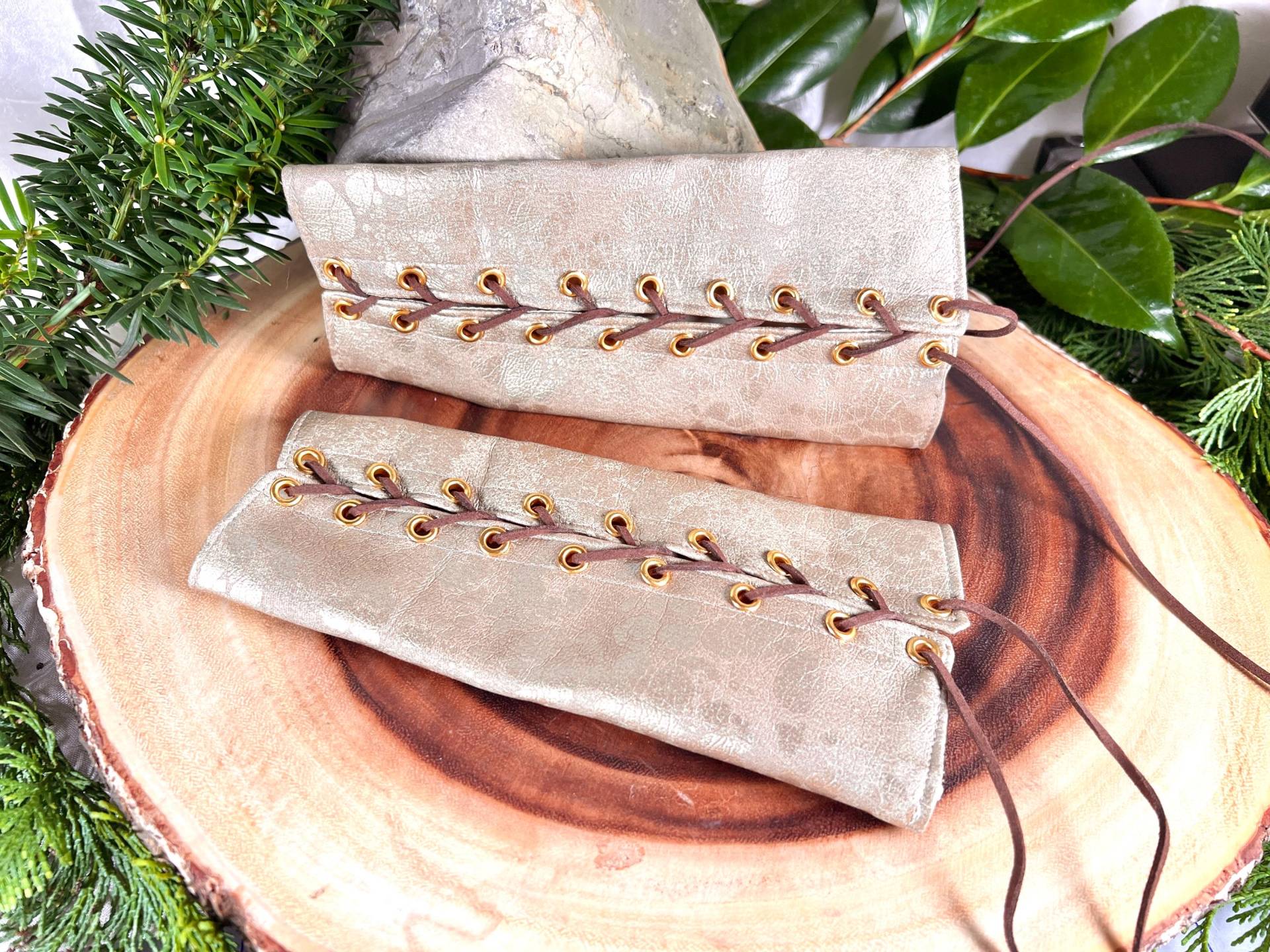 Kunstleder Manschetten Small Gold Beige Armstulpen Messing Ösen Braun Spitze | Paar Elfen Rüstung Kostüm Cosplay Dnd Fee Fay Kunstleder Manschetten Small Gold Beige Armstulpen Messing Ösen Braun Spitze | Paar Elfen Rüstung Kostüm Cosplay Dnd Fee Fay von TemperateSageFashion