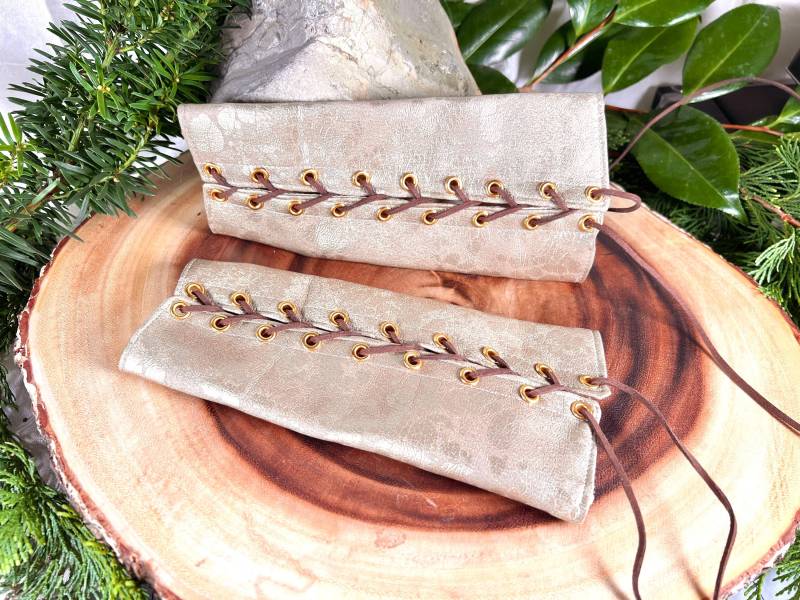 Kunstleder Manschetten Small Gold Beige Armstulpen Messing Ösen Braun Spitze | Paar Elfen Rüstung Kostüm Cosplay Dnd Fee Fay Kunstleder Manschetten Small Gold Beige Armstulpen Messing Ösen Braun Spitze | Paar Elfen Rüstung Kostüm Cosplay Dnd Fee Fay von TemperateSageFashion