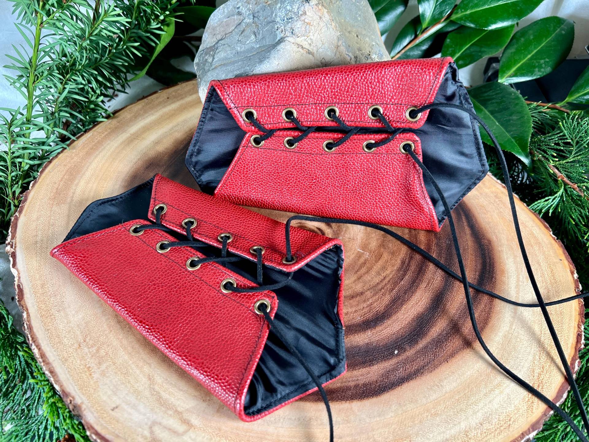 Leder Armschienen Medium Blutrot Kurze Spitz Schwarze Schnürsenkel Nickel Cuffs Armstulpen Cosplay Kostüm | Paar Dnd Dungeons & Dragons Larping Leder Armschienen Medium Blutrot Kurze Spitz Schwarze Schnürsenkel Nickel Cuffs Armstulpen Cosplay Kostüm | Paar Dnd Dungeons & Dragons Larping von TemperateSageFashion