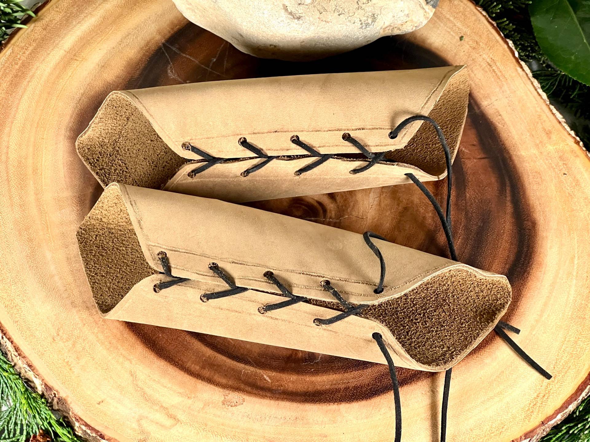 Leder Armstulpen Medium Beige Tan Abgerundete Lange Armschienen Schwarze Spitze Panzerhandschuhe Cosplay Kostüm | Paar Renaissance Bogenschießen Leder Armstulpen Medium Beige Tan Abgerundete Lange Armschienen Schwarze Spitze Panzerhandschuhe Cosplay Kostüm | Paar Renaissance Bogenschießen von TemperateSageFashion