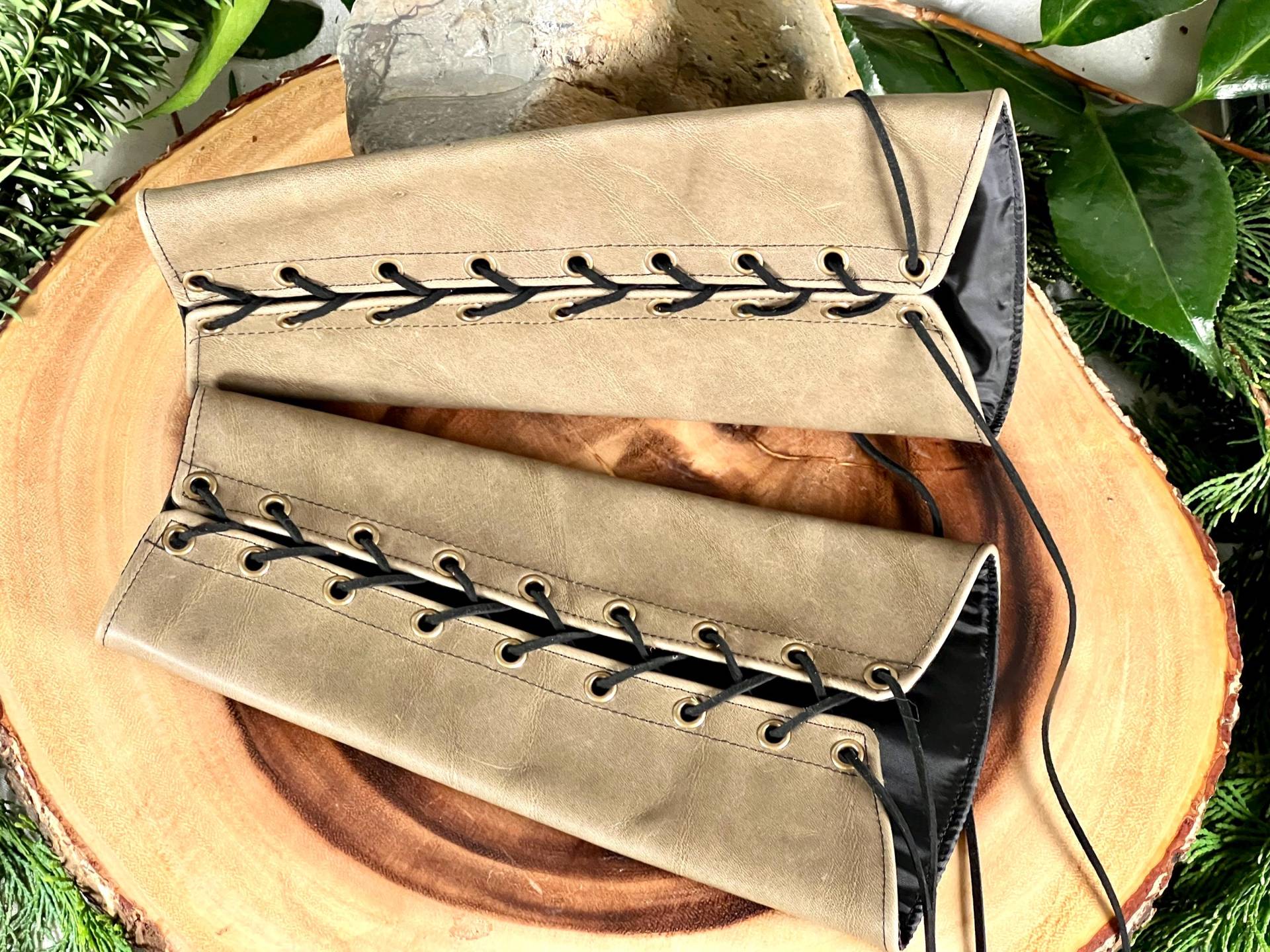 Lederhandschuhe Medium Grüne Abgerundete Lange Armschienen Schwarze Schnürsenkel Manschetten Cosplay Kostüm | Paar Lederhandschuhe Medium Grüne Abgerundete Lange Armschienen Schwarze Schnürsenkel Manschetten Cosplay Kostüm | Paar von TemperateSageFashion