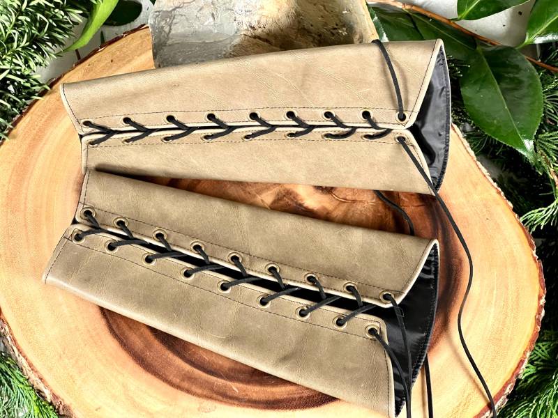 Lederhandschuhe Medium Grüne Abgerundete Lange Armschienen Schwarze Schnürsenkel Manschetten Cosplay Kostüm | Paar von TemperateSageFashion