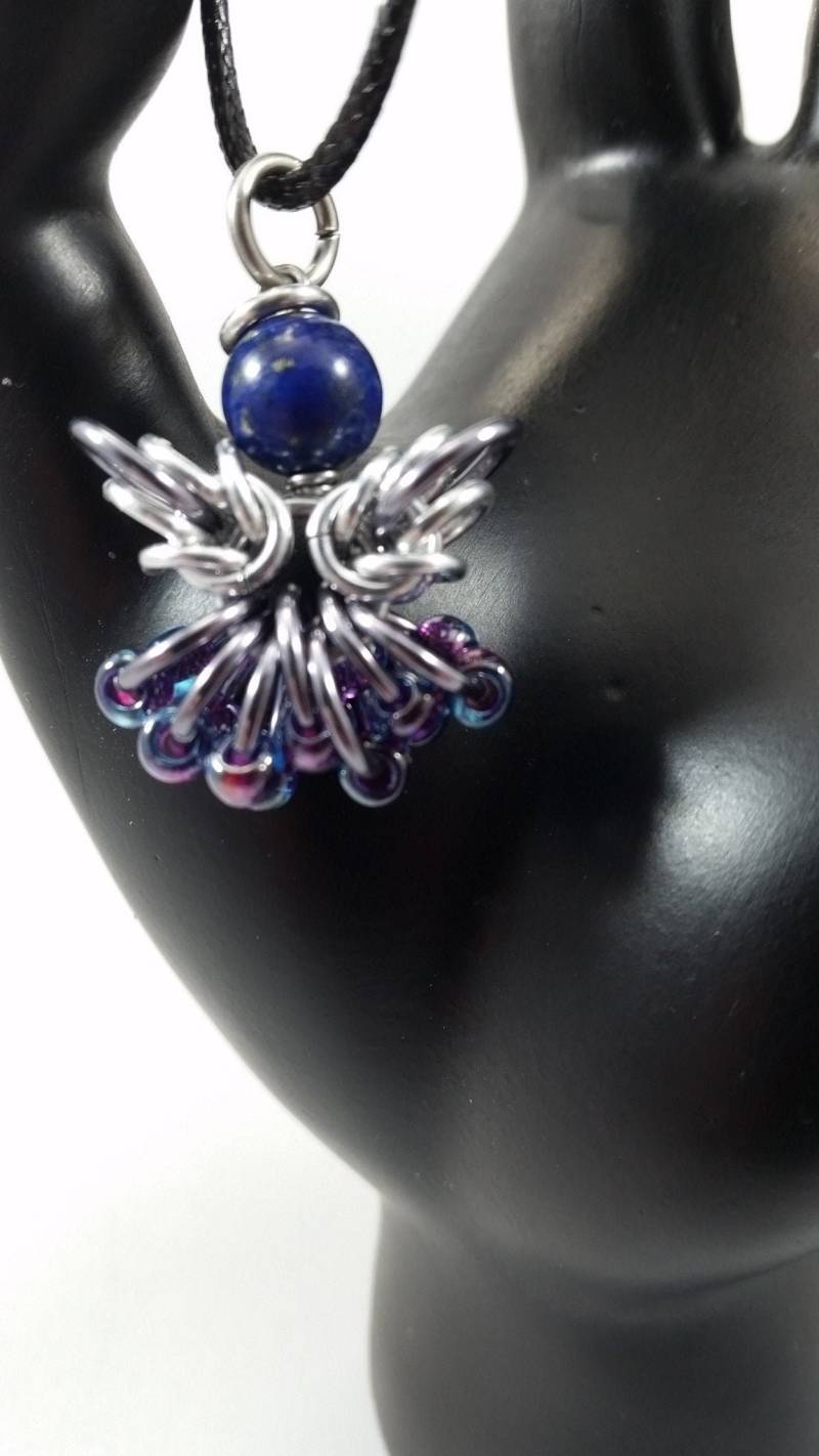 Carol's Little Angel Chainmaille Anhänger - Echte Lapis Headperle, Eloxierte Aluminium-Rockringe, Glas-Rockperlen Carol's Little Angel Chainmaille Anhänger - Echte Lapis Headperle, Eloxierte Aluminium-Rockringe, Glas-Rockperlen von TempestAndTeapot