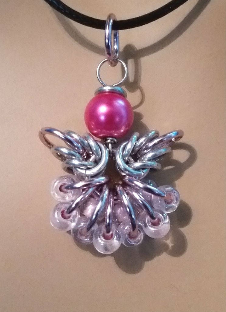 Carol's Little Angel Chainmaille Anhänger - Glasperlen, Eloxiertes Aluminium Carol's Little Angel Chainmaille Anhänger - Glasperlen, Eloxiertes Aluminium von TempestAndTeapot