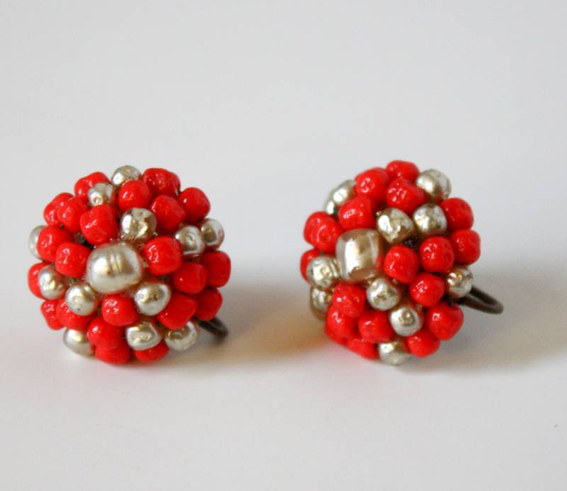 Vintage Perle Cluster Dome Ohrringe Orange Rot Und Grau Schraube Zurück von TempleKatVintage