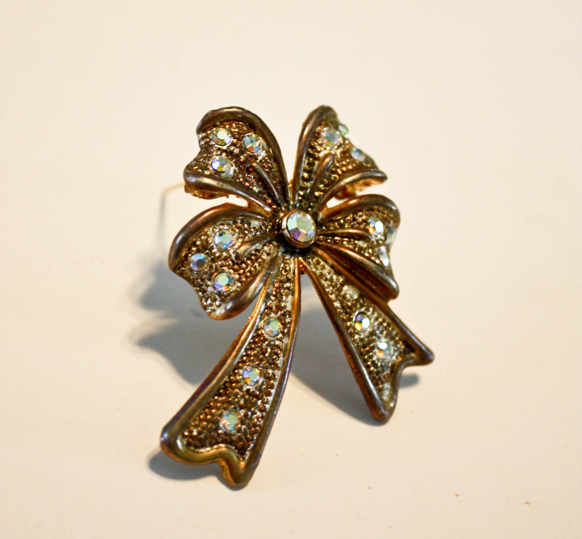 Vintage Schleife Brosche Gold Ton Metall Aurora Borealis Strass Ab Klare Steine von TempleKatVintage