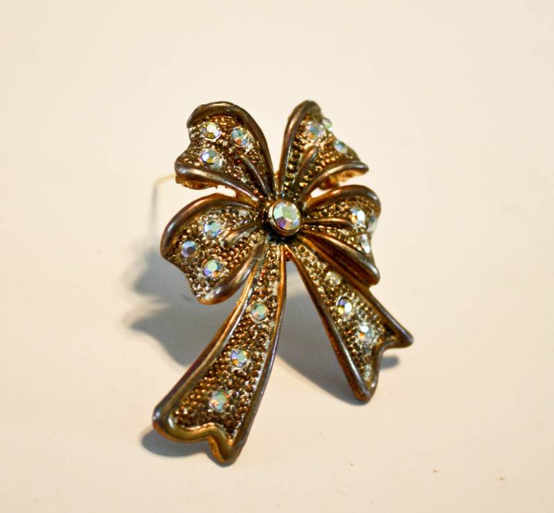 Vintage Schleife Brosche Gold Ton Metall Aurora Borealis Strass Ab Klare Steine von TempleKatVintage