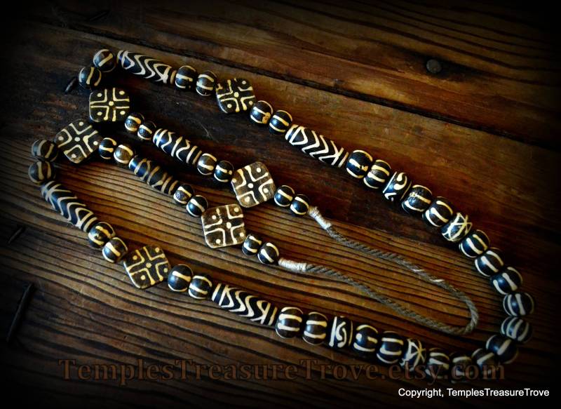 Pumtek Und Pyu Mixed Design Statement Kette /Sechs Streifen/Sonne Mond/Tabular Kreuz/Fossilisierte Palmenperlen/Fair Trade Perlen Aus Kathmandu Pumtek Und Pyu Mixed Design Statement Kette /Sechs Streifen/Sonne Mond/Tabular Kreuz/Fossilisierte Palmenperlen/Fair Trade Perlen Aus Kathmandu von TemplesTreasureTrove