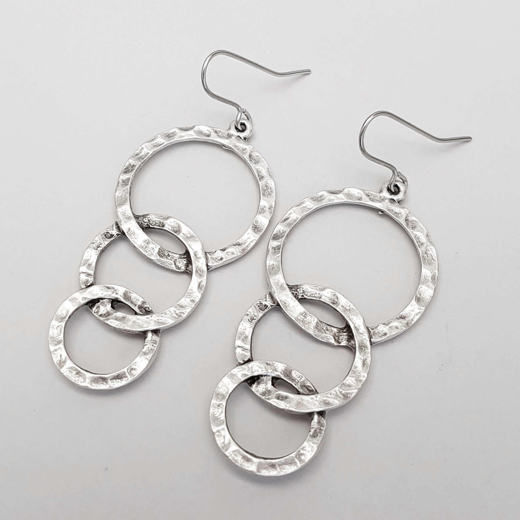 Große Bold Matt Silber Kreis Ohrringe, Statement, Rustikale Gehämmerte Boho Minimalist, Hoop Ohrringe von TemporalFlux