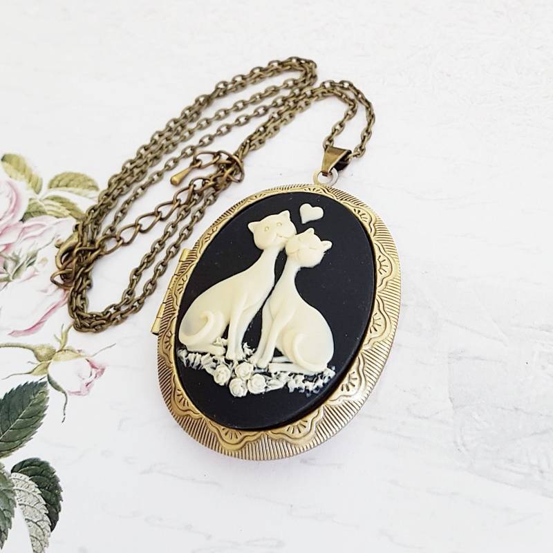 Love Cats Cameo Locket Halskette, Katzen Paar Mit Herz in Schwarz, Creme Und Bronze, Wählen Sie Ihre Länge von TemporalFlux