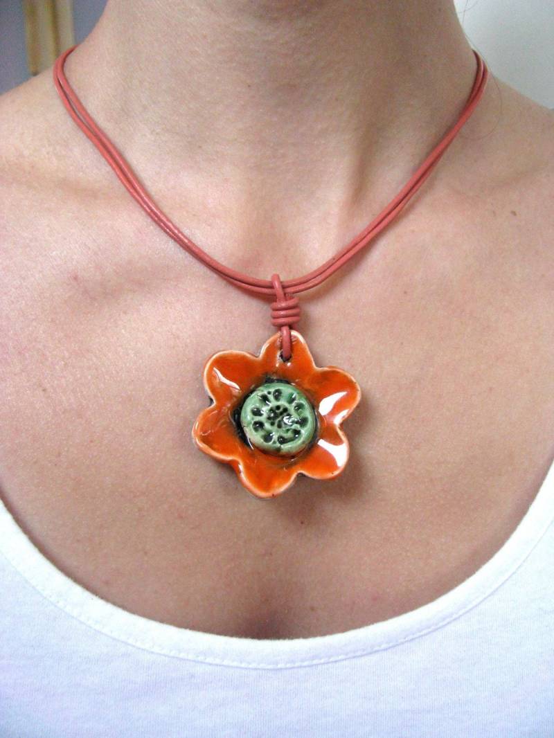 Orange Blumen Halskette Keramik Blume Wildblume Boho Kind Zierliche Schmuck Geschenk von TemptedByArtJewelry