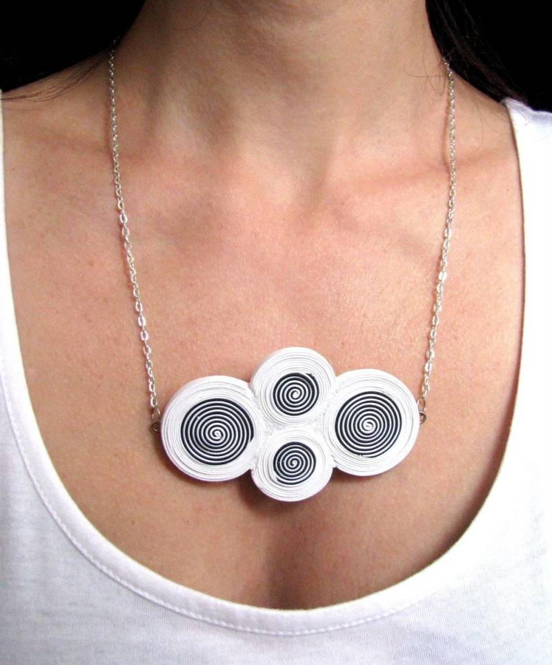 Schwarz Weiß Lätzchen Halskette Statement Handwerker Kunst Schmuck Sommer Spirale Ungewöhnliche Ein Von Einer Art von TemptedByArtJewelry