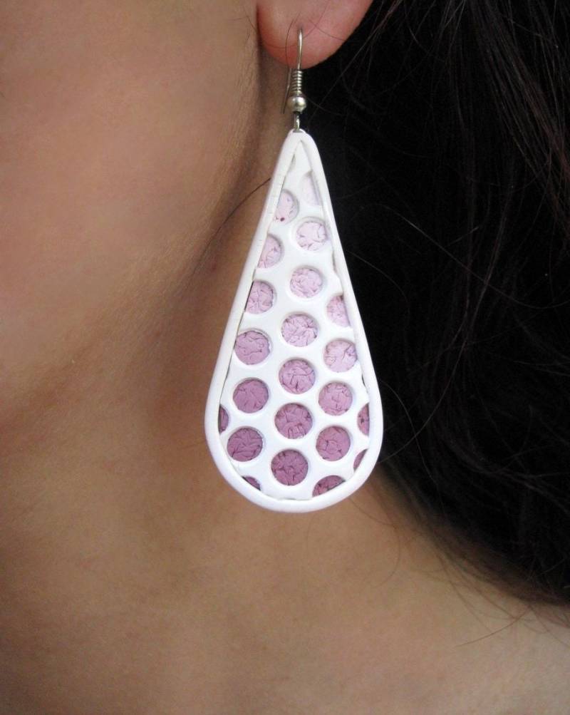 Süße Tropfen Ohrringe Weiße Punkte Sommer Boho Statement Rosa Polka Dot Handgemachte Geschenk von TemptedByArtJewelry