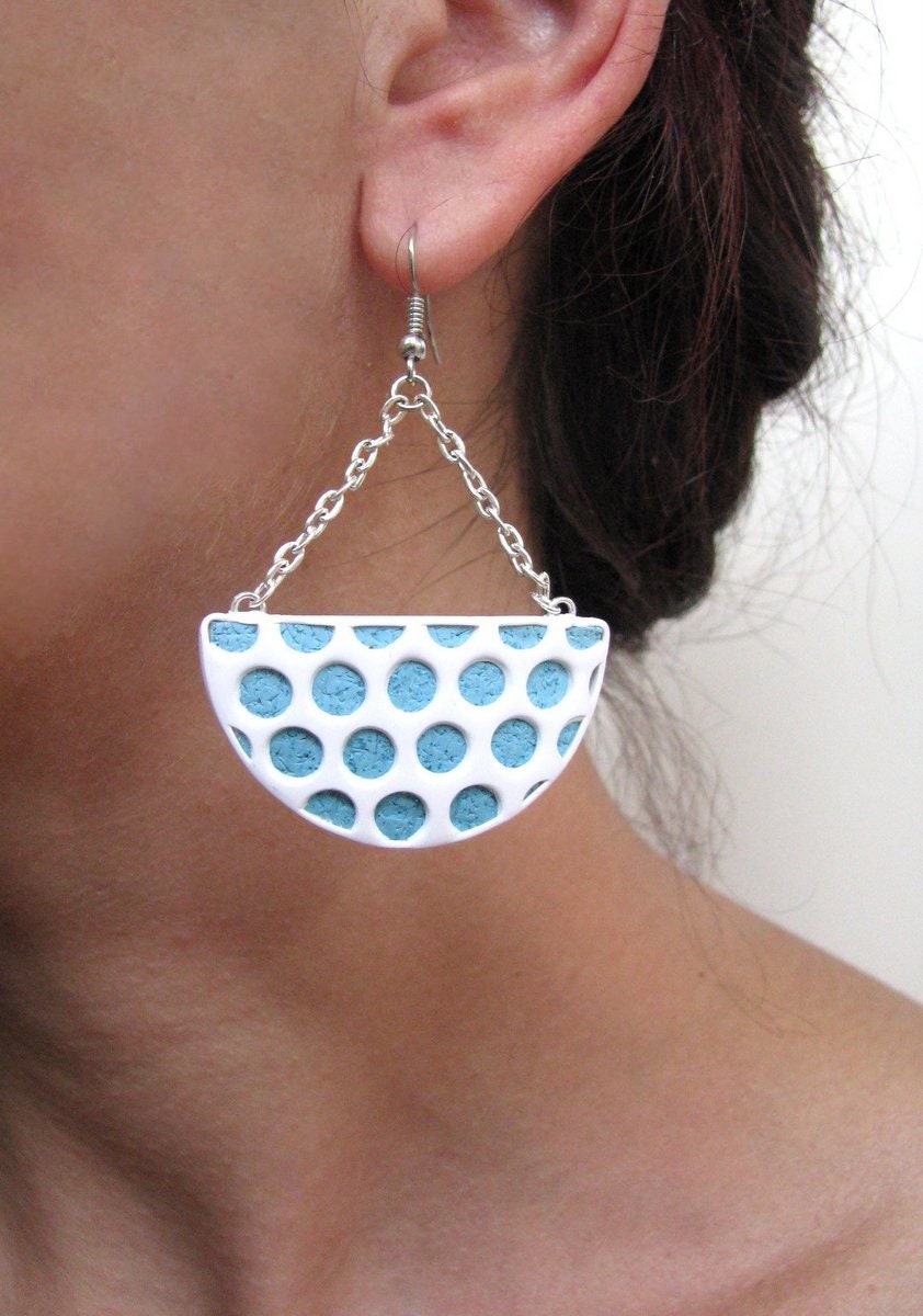 Weiße Statement Ohrringe Geschenk Hängeohrringe Halbkreis Türkis Blau Gepunktete Boho Süße Schlichte Einzigartige Handarbeit von TemptedByArtJewelry