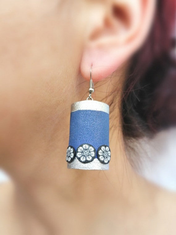 statement Boho Ungewöhnliche Blaue Ohrringe Geschenk Navy Blau Silber Tropfen Artisan Kette Für Sie von TemptedByArtJewelry