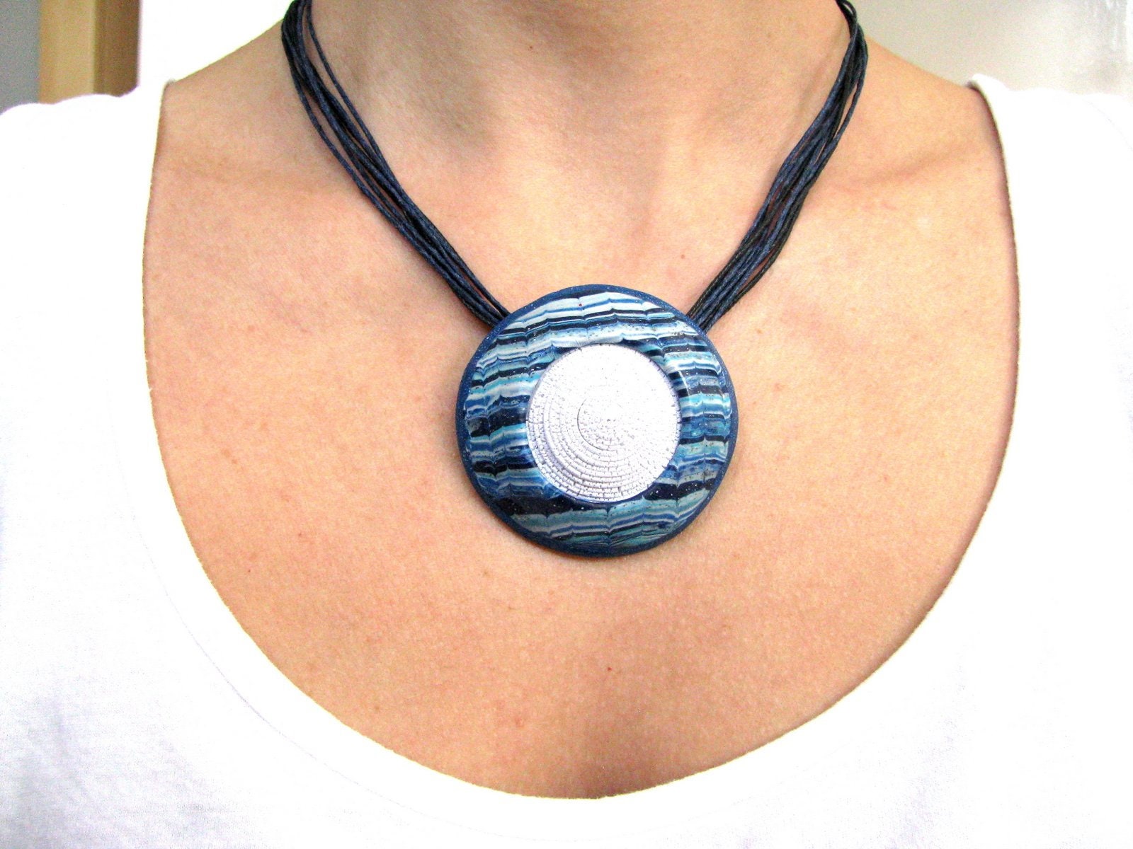 statement Halskette Boho Schmuck Hippie Blau Weiß Artisan Sommer Trend von TemptedByArtJewelry