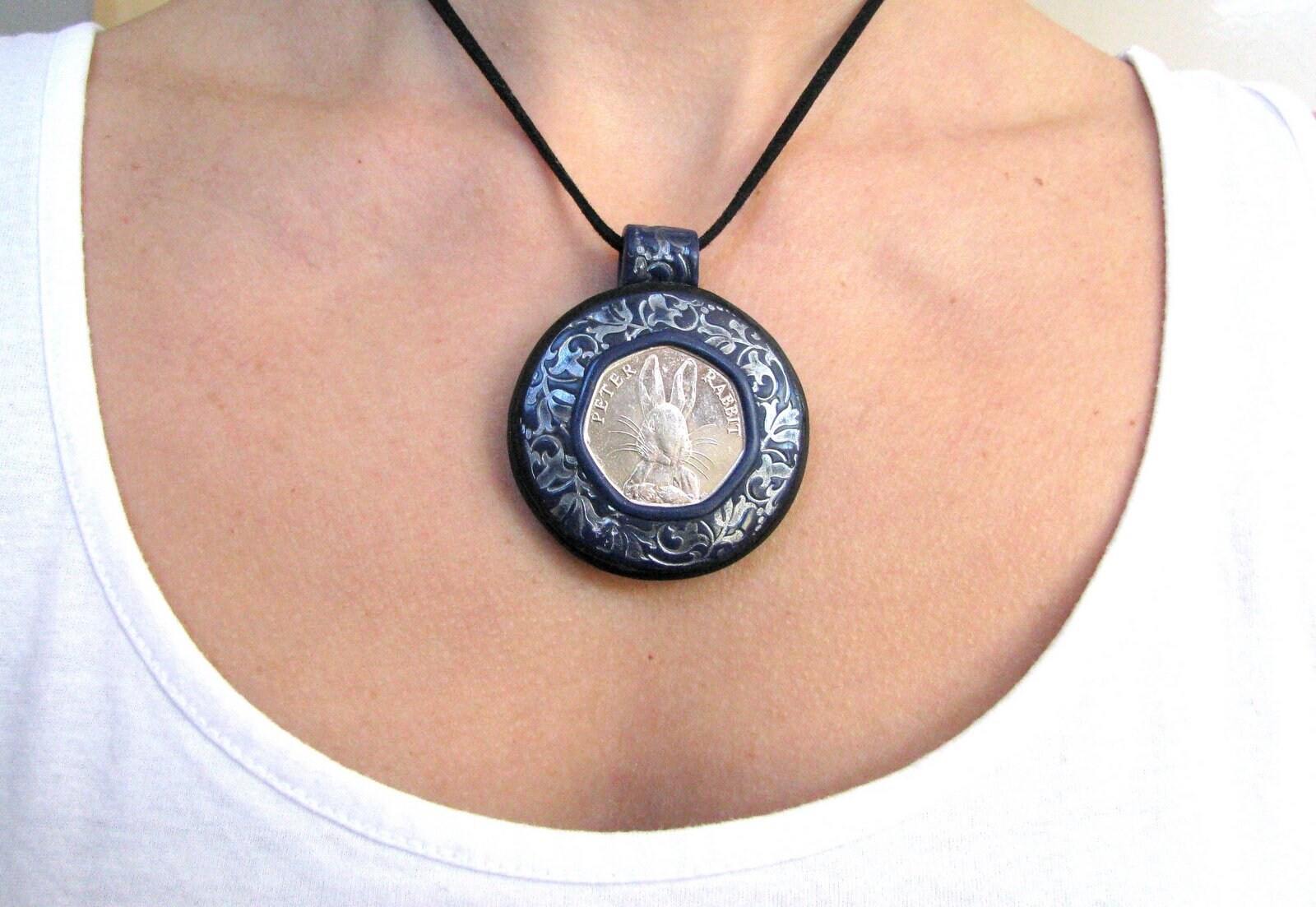 statement Sammlerstück 50P Münze Halskette Hase Schmuck Geschenk Geburtstagsgeschenk Osterhase Unikat von TemptedByArtJewelry