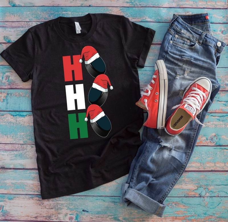 Lustiges Hockey Puck Weihnachten T-Shirt Unisex Feiertags-Pyjama-Shirt von TempusVitae