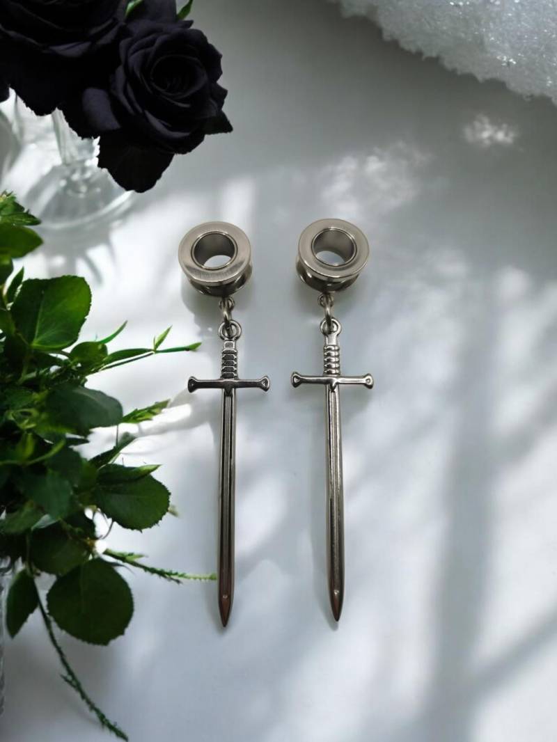 Edelstahl Schwert Tunnel - Gold & Silber | Edgy Piercing Style Statement Schmuck Ohrschmuck Unisex Edelstahl Schwert Tunnel - Gold & Silber | Edgy Piercing Style Statement Schmuck Ohrschmuck Unisex von TenBlackRosesCo