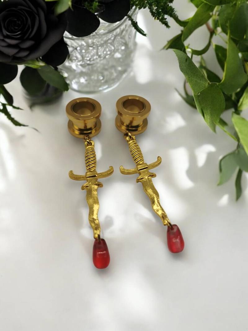 Schwert Tunnel - Gold & Silber | Edgy Piercing Style Statement Schmuck Punk Gothic Accessoire Unisex Schwert Tunnel - Gold & Silber | Edgy Piercing Style Statement Schmuck Punk Gothic Accessoire Unisex von TenBlackRosesCo