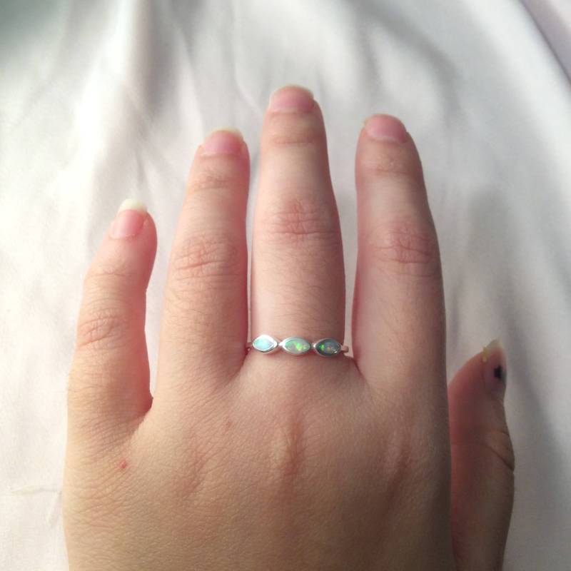 Opal-Ring ~ Silberner Opal-Band-Ring Damen-Opal-Ring - Geschenkbox von TenFingersToWear