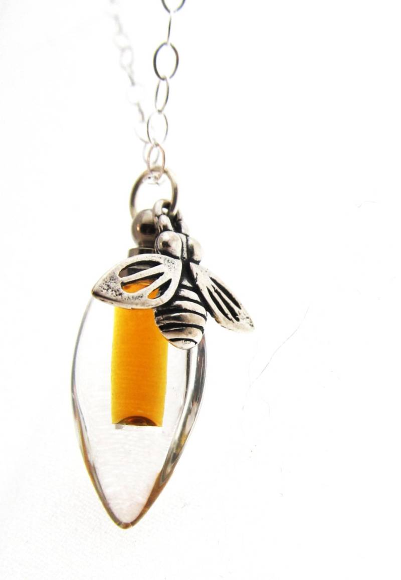 Echter Honig in Einer Winzigen Glasphiole Mit Sterling Silber Honeybeen Charm Echter Honig in Einer Winzigen Glasphiole Mit Sterling Silber Honeybeen Charm von TenRiversJewelry