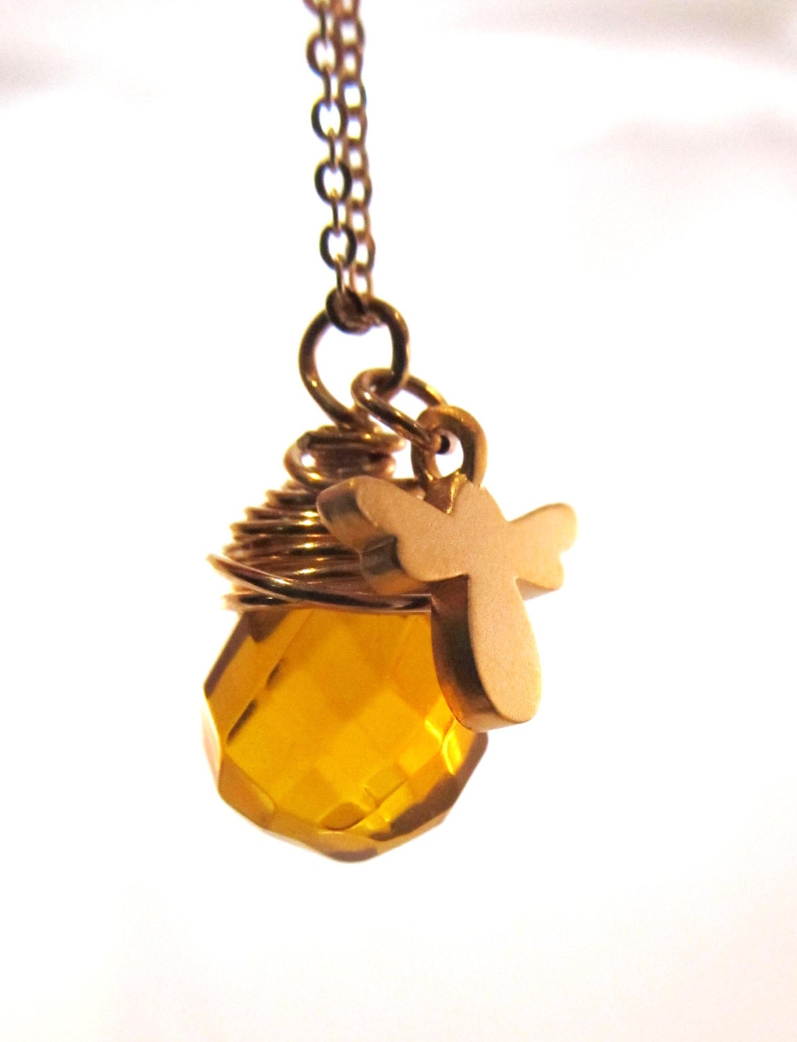 Facettierte Honig-Tropfen-Halskette Mit Bienen-Charm Facettierte Honig-Tropfen-Halskette Mit Bienen-Charm von TenRiversJewelry