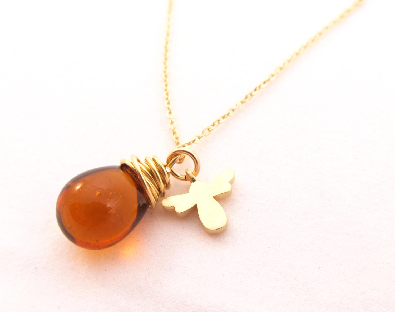 Honig-Tropfen-Halskette Mit Bienenanhänger Honig-Tropfen-Halskette Mit Bienenanhänger von TenRiversJewelry