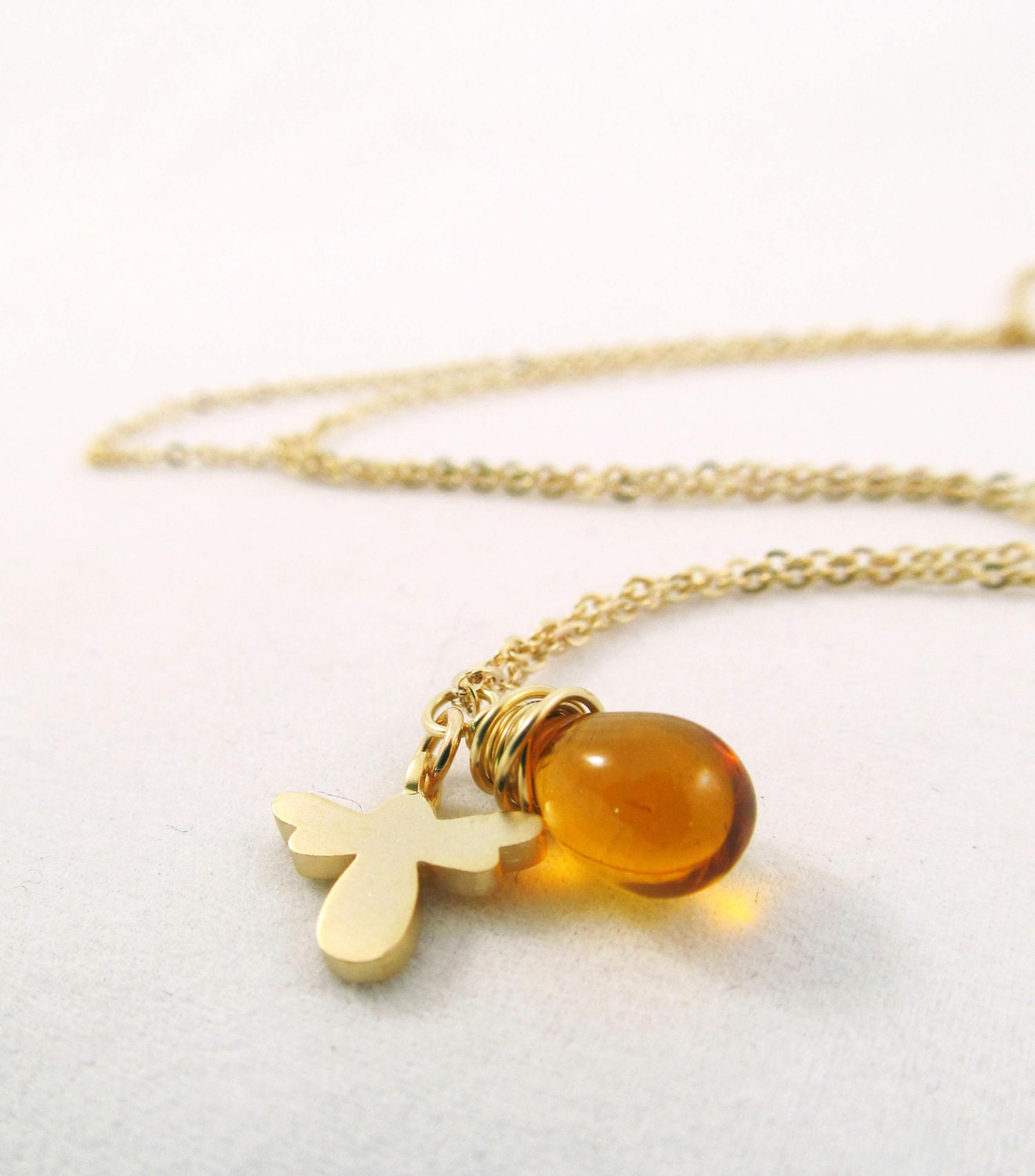 Kleine Honigtropfen Kette Mit Bienen Charm Kleine Honigtropfen Kette Mit Bienen Charm von TenRiversJewelry