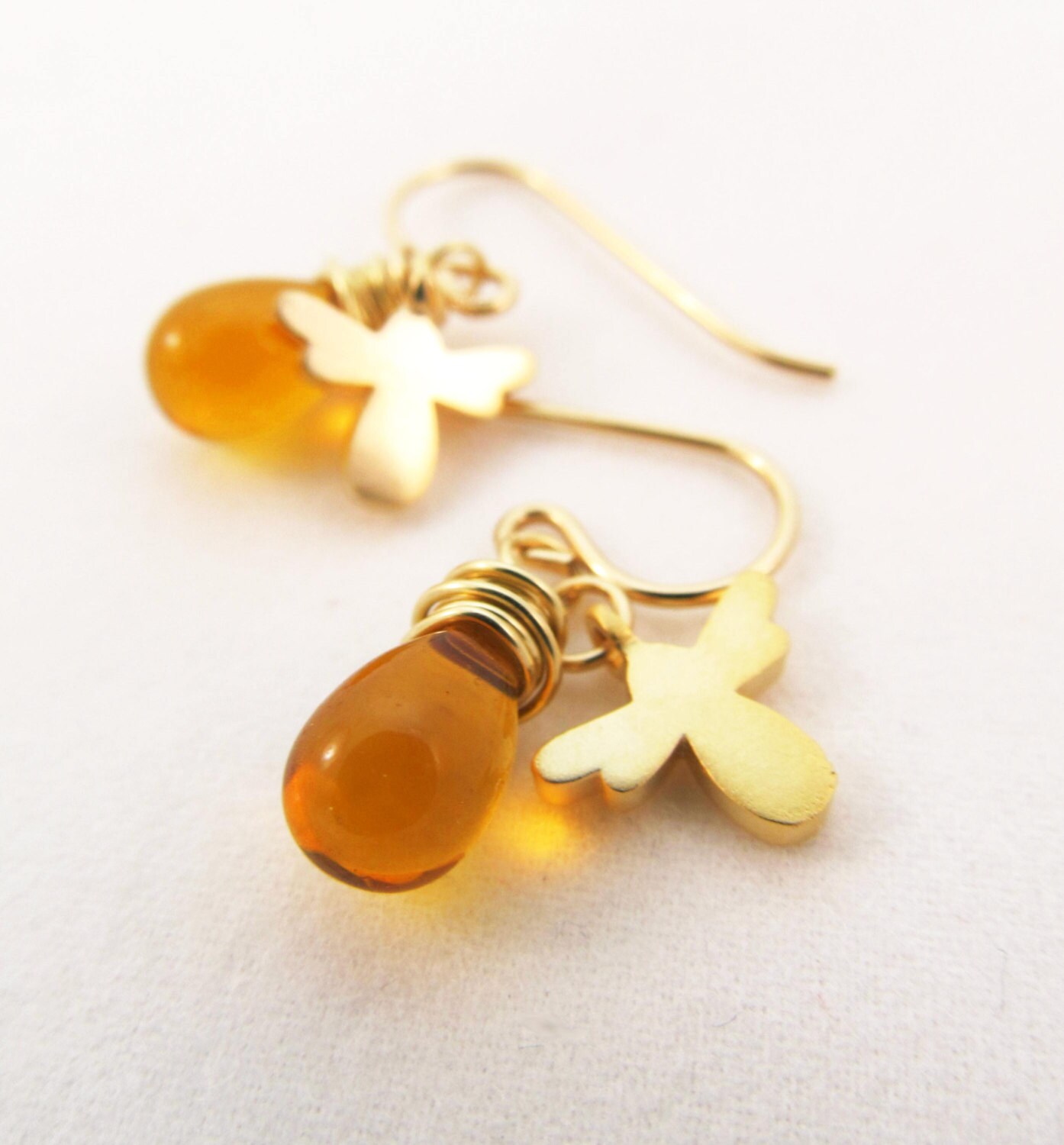 Kleine Honigtropfen Ohrringe Mit Bienen Charm Kleine Honigtropfen Ohrringe Mit Bienen Charm von TenRiversJewelry