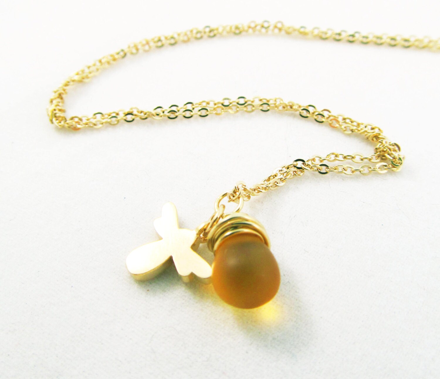 Kleine Polierte Platte Honig Drop Halskette Mit Bee Charm Kleine Polierte Platte Honig Drop Halskette Mit Bee Charm von TenRiversJewelry