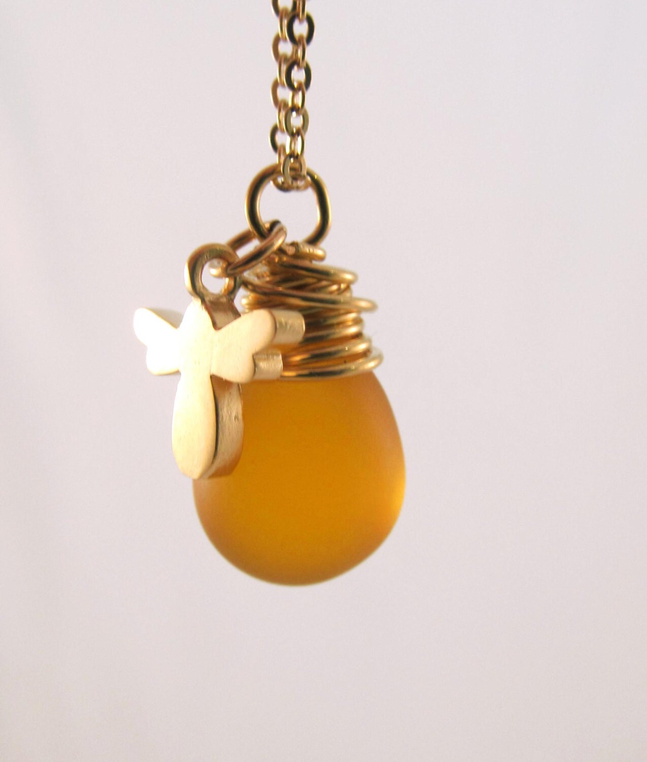 Matt Honig Drop Halskette Mit Bee Charm Matt Honig Drop Halskette Mit Bee Charm von TenRiversJewelry