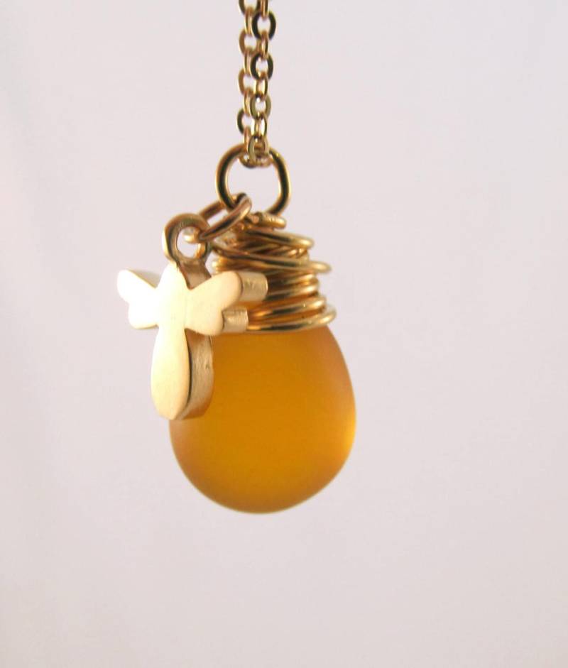 Matt Honig Drop Halskette Mit Bee Charm Matt Honig Drop Halskette Mit Bee Charm von TenRiversJewelry
