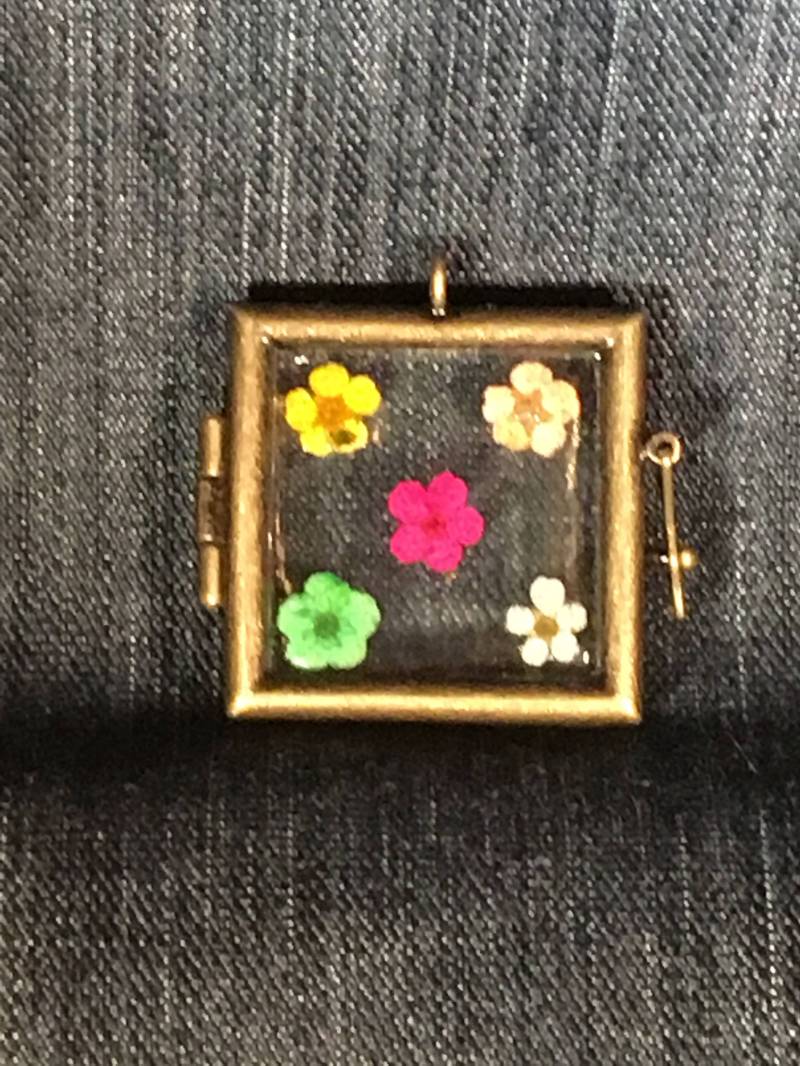 Andenken Blume Medaillon von TenaciousHopeGifts