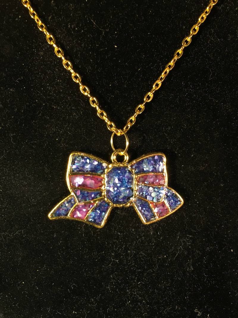 Schönheit Mit Einem Bogen Auf Der Oberseite Schönheit Mit Einem Bogen Auf Der Oberseite von TenaciousHopeGifts