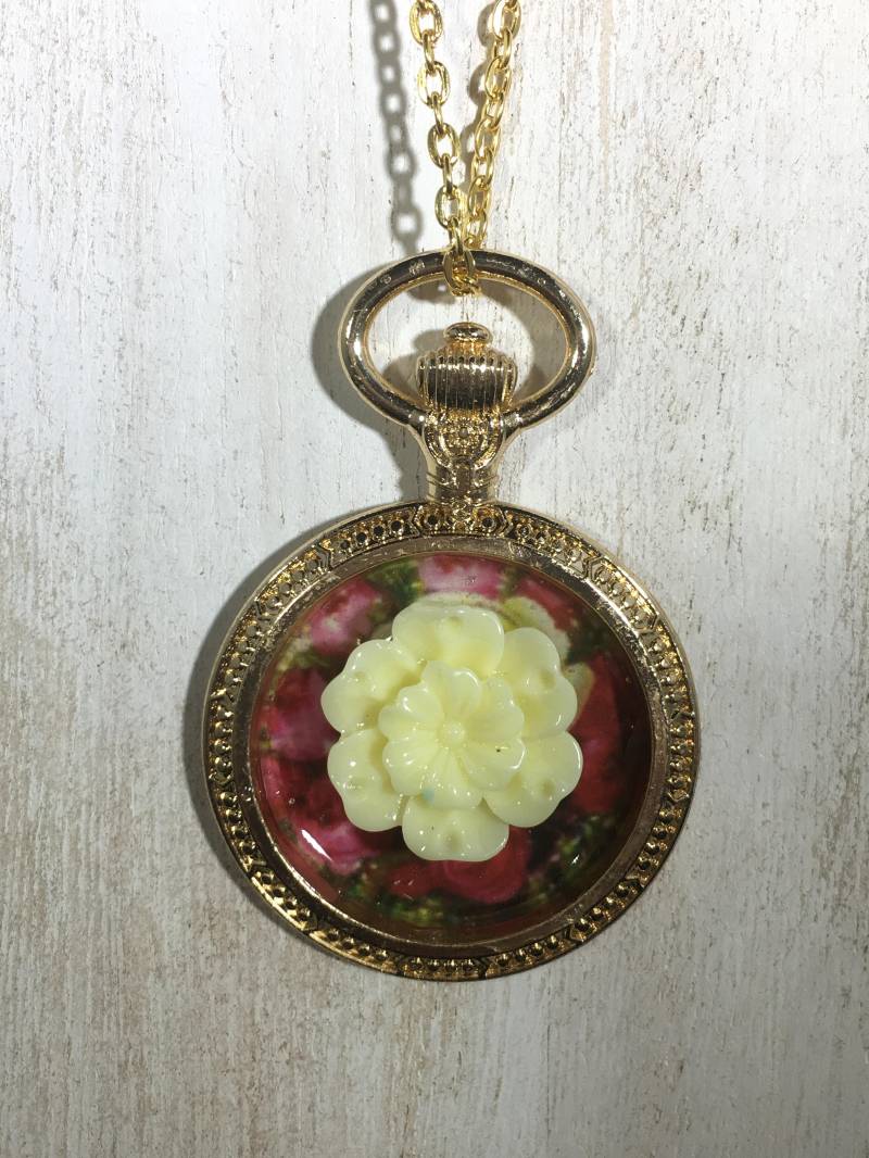 Uhr Die Schönheit Der Rosen Wachsen Uhr Die Schönheit Der Rosen Wachsen von TenaciousHopeGifts