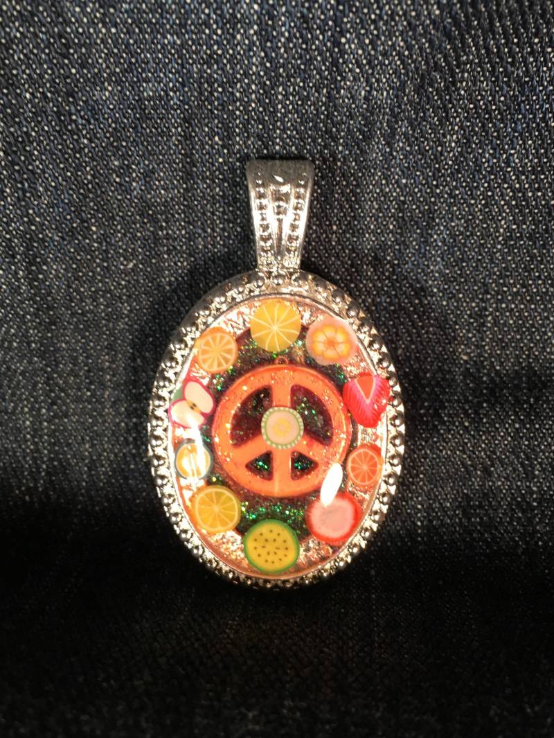 Werfen Sie Einen Frieden Obst von TenaciousHopeGifts