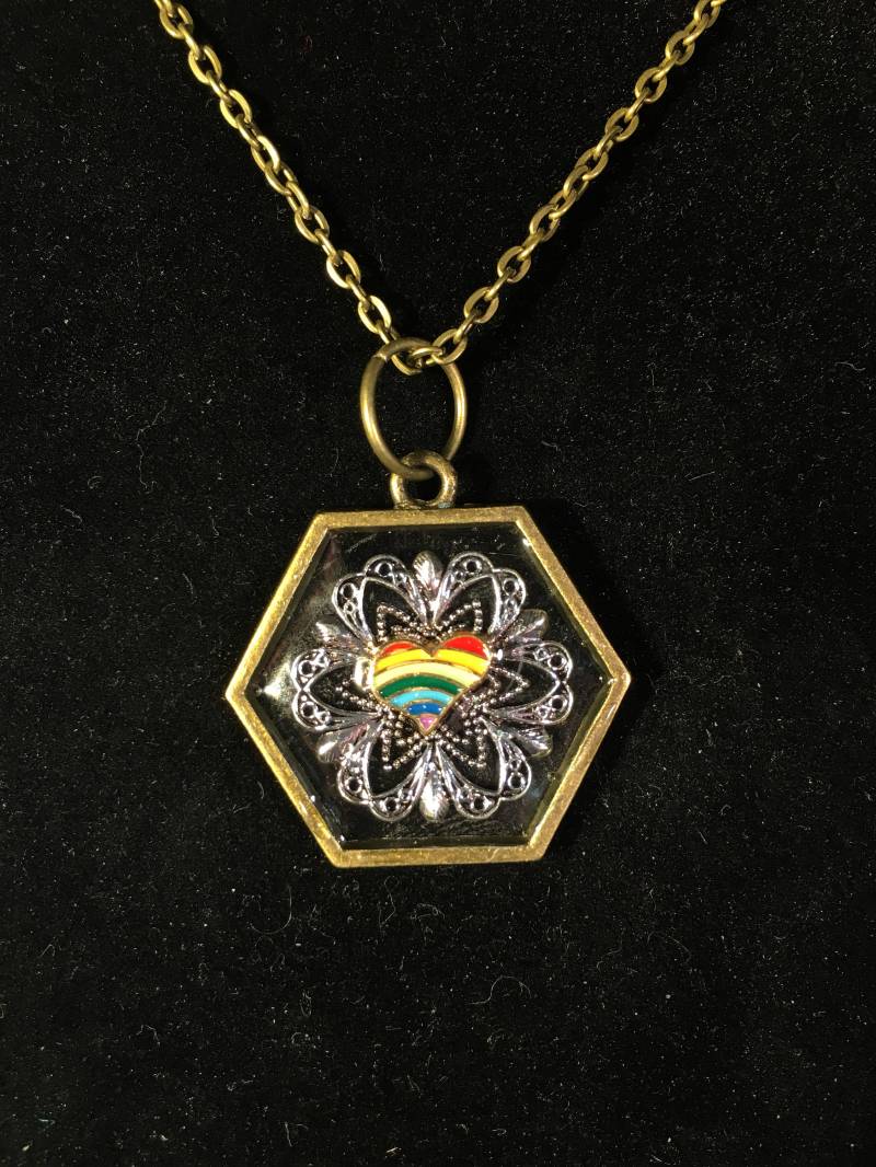 Wunderschöne Regenbogen Sechseck Anhänger Wunderschöne Regenbogen Sechseck Anhänger von TenaciousHopeGifts