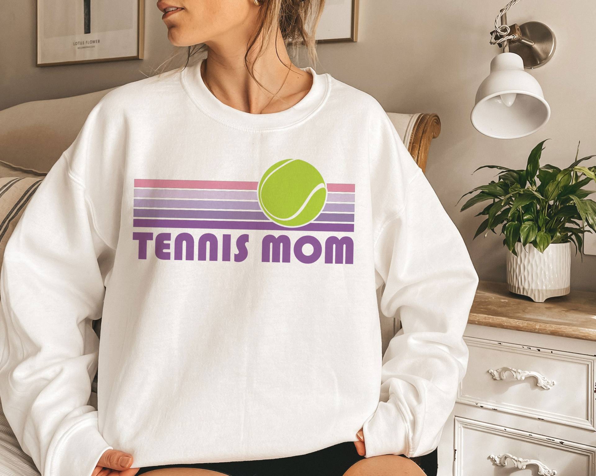 Tennis Mama Sweatshirt - Unisex Retro Crewneck von TennStGoods