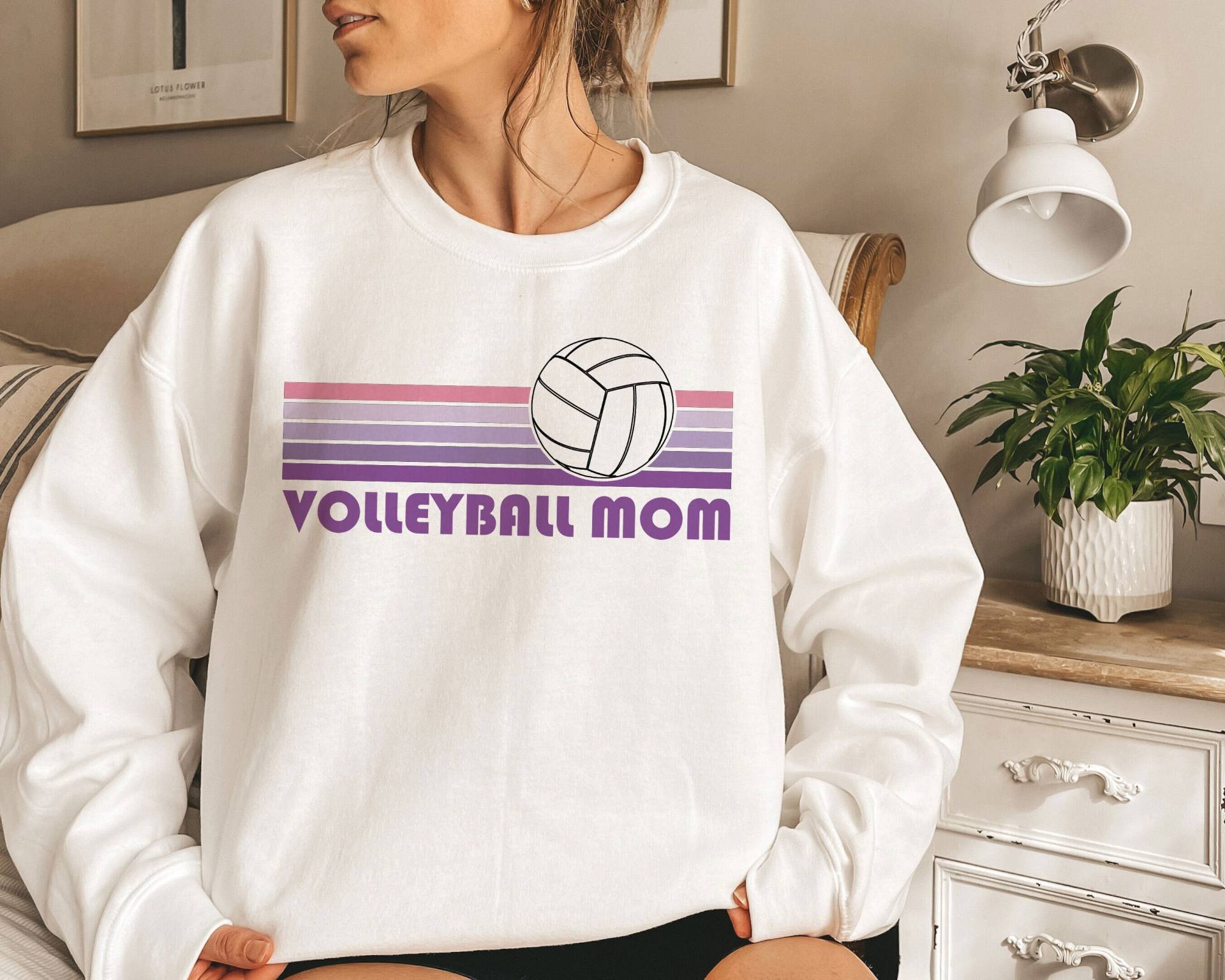 Volleyball Mama Sweatshirt - Unisex Retro Crewneck von TennStGoods