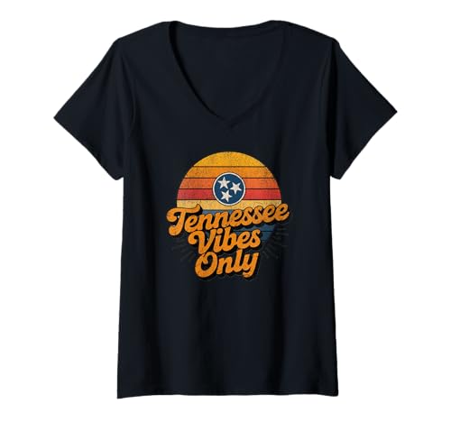 Damen Tennessee Vibes Only, Retro Sunset Tristar Distressed T-Shirt mit V-Ausschnitt Damen Tennessee Vibes Only, Retro Sunset Tristar Distressed T-Shirt mit V-Ausschnitt von Tennessee Retro Vibes