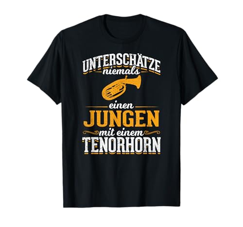 Unterschätze nie einen Jungen mit einem Tenorhorn Kinder T-Shirt Unterschätze nie einen Jungen mit einem Tenorhorn Kinder T-Shirt von Tenorhorn lustiger Spruch