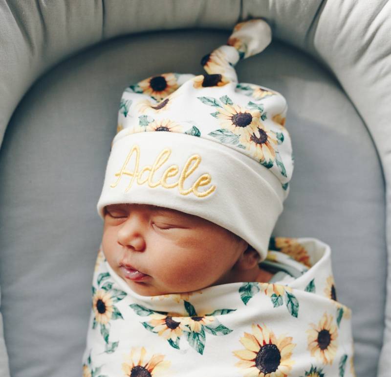 Bestickte Baby Mädchen Mütze Mit Namen Im Sonnenblumen Design von TeoBeeStore