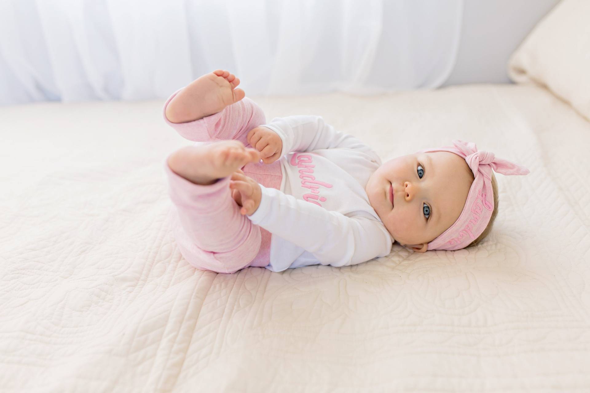 Personalisiertes Rosa Baby Mädchen Outfit Mit Stickerei von TeoBeeStore