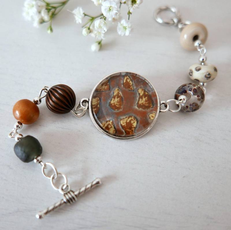 Braunes Armband Mit Abstrakter Kunst, Lampwork Und Holzperlenschmuck, Dark Academia Accessoire von TeodoraPainting